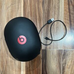 Beats Black Headphone Case with USB Cable